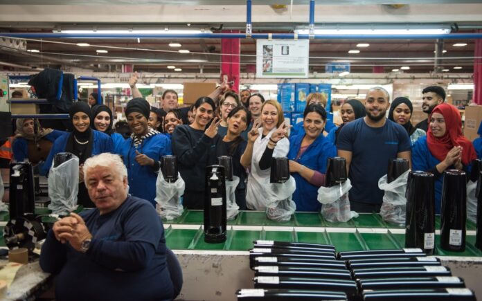 Mitarbeiter unterschiedlichster Herkunft in der SodaStream-Fabrik in Israel. Foto Sivan Faraj