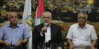 Ismail Haniyeh (Mitte), Vorsitzender des Politbüros der Hamas, bei einem Treffen mit mehreren Anführern anderer militanter Fraktionen im Gazastreifen. Foto Majdi Fathi/TPS