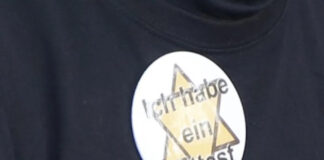 Davidstern / "Judenstern" mit dem Schriftzug «Ich habe ein Attest»-auf der Brust eines Demonstranten am 21. November an einer Anti-Corona-Massnahmen Kundgebung in Lachen SZ. Foto zVg