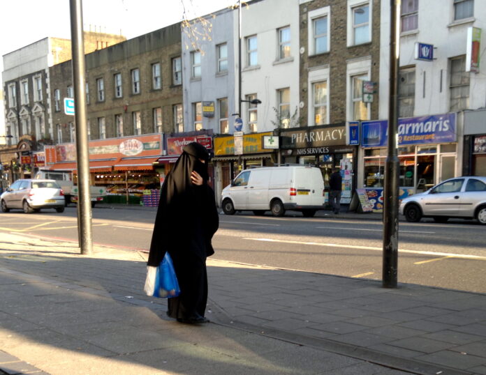 Frau im Niqab, Seven Sisters Road, London N7. Foto Sevensisters, CC0, https://commons.wikimedia.org/w/index.php?curid=22734279