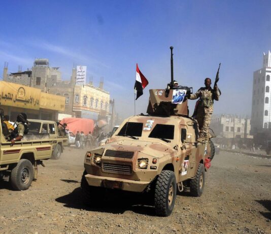Huthi-Kämpfer sammeln sich in Sanaa. Foto IMAGO / Xinhua