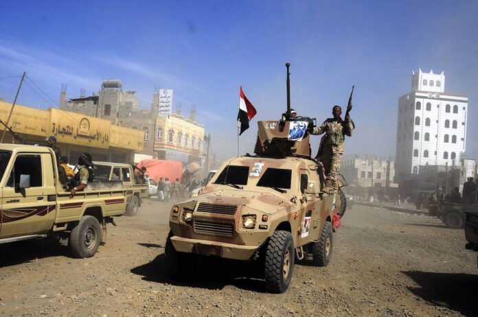Huthi-Kämpfer sammeln sich in Sanaa. Foto IMAGO / Xinhua