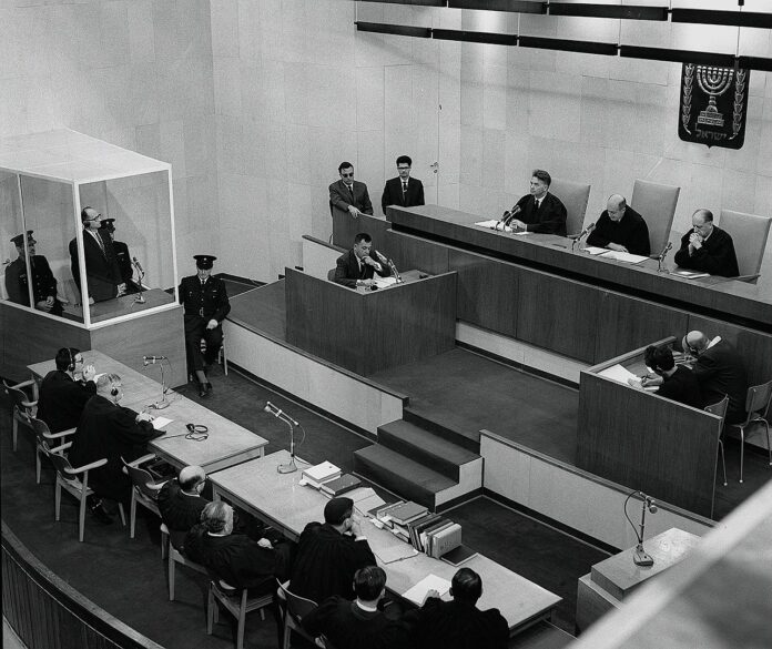 Der Angeklagte Adolf Eichmann (in der Glaskabine) wird vom Gericht zum Abschluss des Prozesses am 15. Dezember 1961 zum Tode verurteilt. Foto National Photo Collection of Israel, Photography dept. Goverment Press Office, Public Domain
