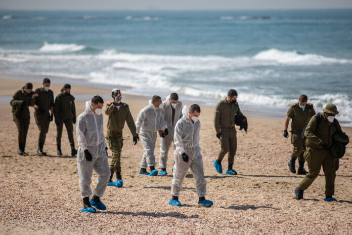 Soldaten am Strand von Palmachim, nachdem ein Ölteppich den grössten Teil der israelischen Küste verschmutzt hat, 22. Februar 2021. Foto Yonatan Sindel/Flash90