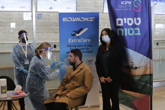 Am internationalen Ben-Gurion-Flughafen werden COVID-19-Schnelltests für ankommende Passagiere eingesetzt. Der Test kann das Virus innerhalb von 2 bis 15 Minuten nachweisen. Lod, 8. März 2021. Foto Eitan Elhadez-Barak/TPS
