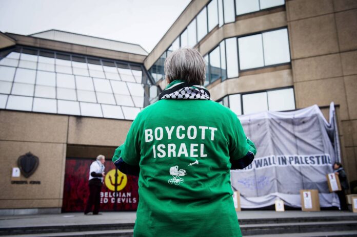 Ein Israel-Boykott-Protest bei einer Sitzung des Vorstands des belgischen Fussballverbands KBVB - URBSFA, Freitag, 20. März 2015 in Brüssel. Foto IMAGO / Belga