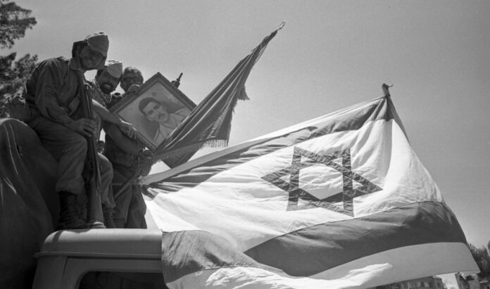 Siegreiche israelische Soldaten sitzen auf einem Lkw und präsentieren ein Bild von Gamal Abdel Nasser, ägyptischer Staatspräsident, der mit der Sperrung der Strasse von Tiran den Sechs-Tage-Krieg ausgelöst hatte. ca. 14.06.1967. Foto IMAGO / Sven Simon