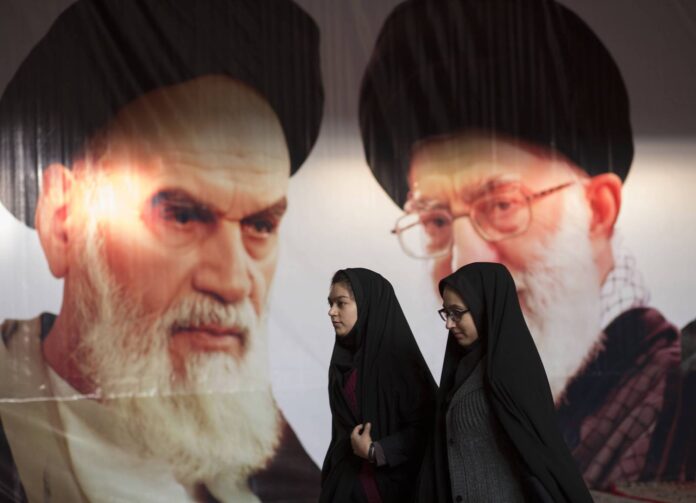 Ayatollah Khomeini und Ali Khamenei. Foto IMAGO / ZUMA Wire