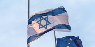 Israelische und europäische Fahne. Foto IMAGO / Christian Spicker