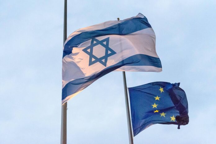 Israelische und europäische Fahne. Foto IMAGO / Christian Spicker