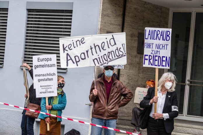 Anti-Israel Aktivisten vor dem israelischen Generalkonsulat in München. Foto IMAGO / ZUMA Wire