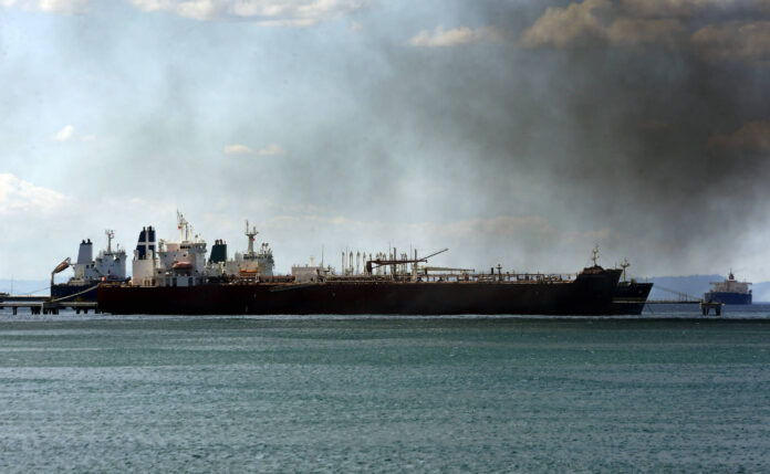 Das iranische Schiff Forest (hinten) liegt am Dock der Raffinerie El Palito, Venezuela. Foto IMAGO / ZUMA Wire, Juan Carlos Hernandez