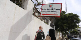 Palästinenserinnen passieren das Hauptquartier der Zentralen Wahlkommission (CEC) in Gaza-Stadt am 17. Januar 2021. Foto IMAGO / ZUMA Wire