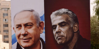 Ein Wahlplakat für die Likud-Partei mit ihrem Vorsitzenden Ministerpräsident Benjamin Netanyahu (L) und Oppositionsführer von Yesh Atid, Yair Lapid (R). Foto IMAGO / UPI Photo