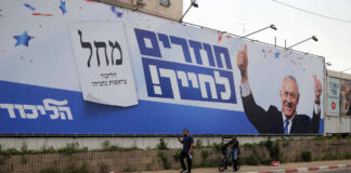 Ein Wahlkampfplakat für den israelischen Premierminister Benjamin Netanjahu von der Likud-Partei. Foto IMAGO / ZUMA Wire