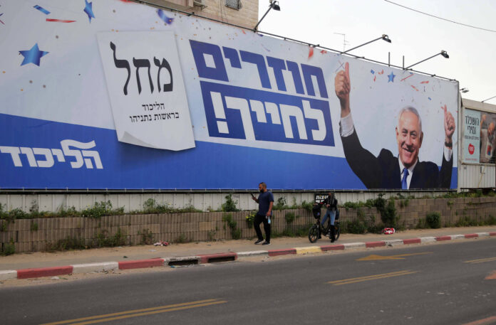 Ein Wahlkampfplakat für den israelischen Premierminister Benjamin Netanjahu von der Likud-Partei. Foto IMAGO / ZUMA Wire