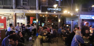 Eine Bar in der Stadt Givatayim, nachdem Israel infolge Verbesserung der Coronavirus-Pandemie-Situation seine Wirtschaft fast vollständig wieder geöffnet hat. Givatayim, 15. März 2021. Foto Eitan Elhadez-Barak/TPS
