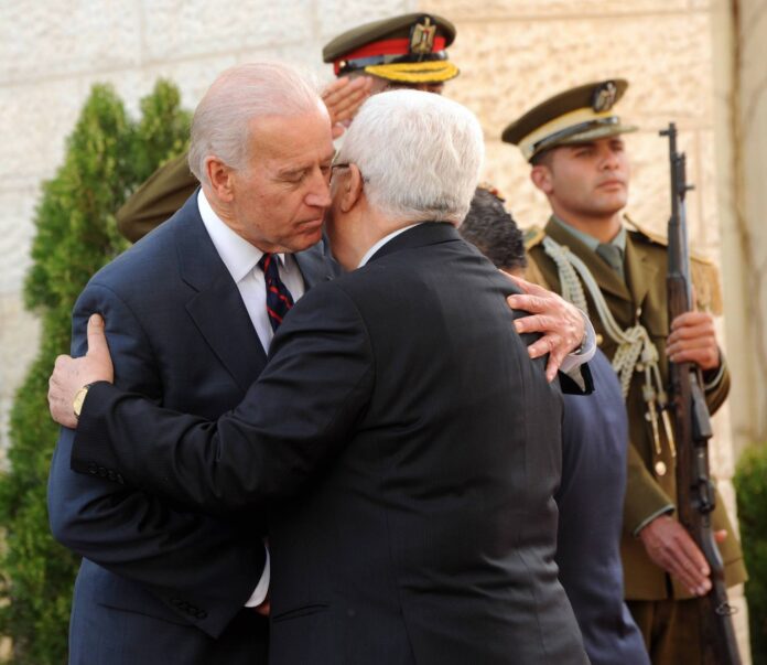 Der damalige US-Vizepräsident und heutige Präsident Joe Biden und Palästinenserpräsident Mahmoud Abbas im palästinensischen Präsidentengebäude in Ramallah am 10. März 2010. Foto IMAGO / UPI Photo