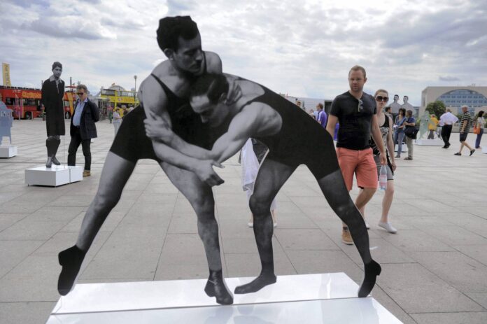 Ringer und Gewichtheber Julius und Hermann Baruch. Aus Anlass der European Maccabi Games wurde 2015 in Berlin vor dem Hauptbahnhof die Ausstellung 