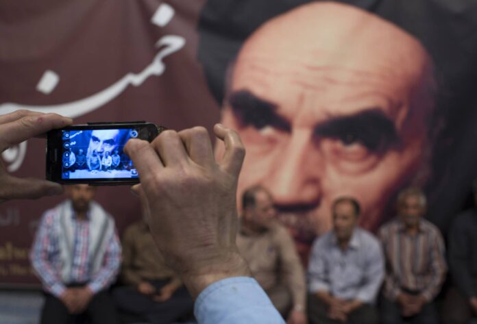 Bild von Irans verstorbenem Führer Ayatollah Ruhollah Khomeini in der Jamaran Moschee im Norden Tehrans. Foto IMAGO / ZUMA Wire