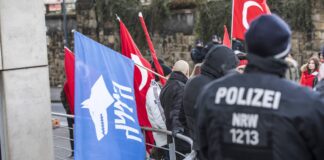 Bereitschaftspolizei bei einem Demo Einsatz in Dortmund mit nationalistischen türkischen Organisationen rund um die Grauen Wölfe. Foto IMAGO / Jochen Tack