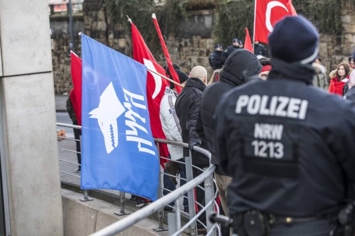 Bereitschaftspolizei bei einem Demo Einsatz in Dortmund mit nationalistischen türkischen Organisationen rund um die Grauen Wölfe. Foto IMAGO / Jochen Tack