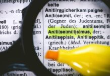 Das Wort Antisemitismus in einem Wörterbuch. Foto IMAGO / Christian Ohde