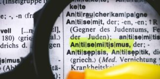Das Wort Antisemitismus in einem Wörterbuch. Foto IMAGO / Christian Ohde