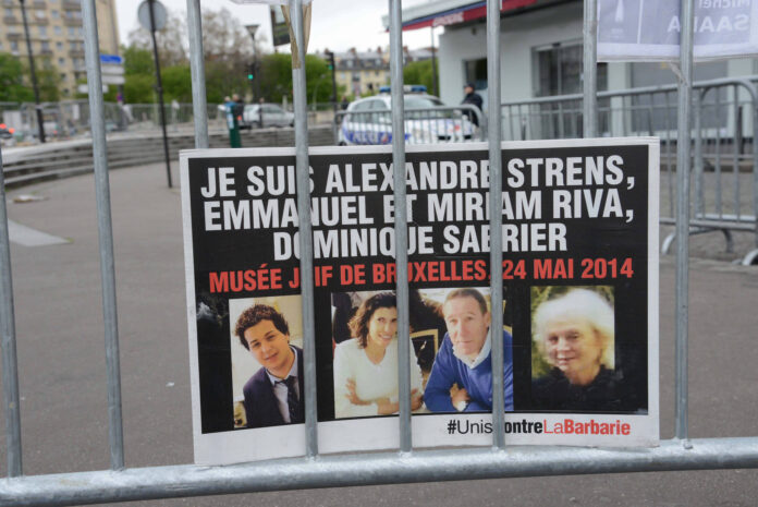 Ein Plakat mit den Bildern der Opfer des Anschlags auf das Jüdische Museum in Brüssel hängt am 11.04.2015 an einem Absperrungsgitter vor dem wiedereröffneten koscheren Supermarkt im Osten von Paris. Foto IMAGO / Winfried Rothermel