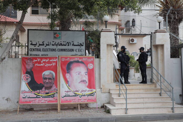 Vertreter der Volksfront für die Befreiung Palästinas (PFLP) beim Einreichen der PFLP-Liste für die kommenden Parlamentswahlen. Gaza 30. März 2021. Foto IMAGO / ZUMA Wire