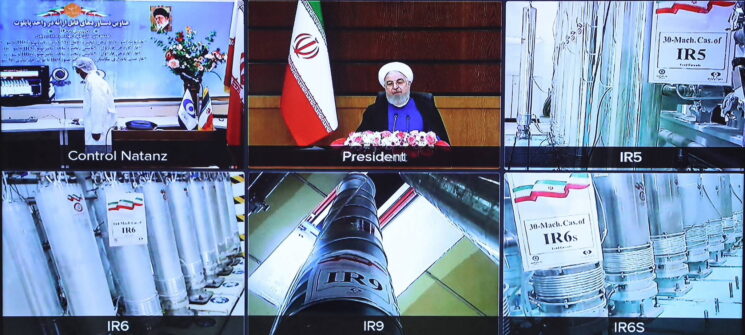 10. April 2021, Teheran, Iran: Der iranische Präsident Hassan Rouhani nimmt per Videokonferenz an der Eröffnungszeremonie von Nuklearprojekten in verschiedenen Regionen des Landes teil, die am 11. Rouhani ordnete an, dass die Zentrifugen der neuen Generation in der Nuklearanlage Natanz in Isfahan in Betrieb genommen werden. Foto IMAGO / ZUMA Wire