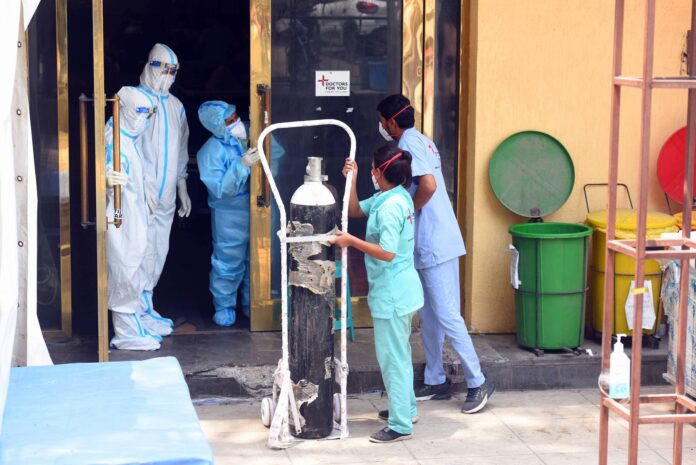 Eine Sauerstoffflasche wird am 28. April 2021 in Neu-Delhi, Indien, in das provisorische Covid-19-Pflegezentrum gebracht, das dem LNJP-Krankenhaus angeschlossen ist. Foto IMAGO / Hindustan Times