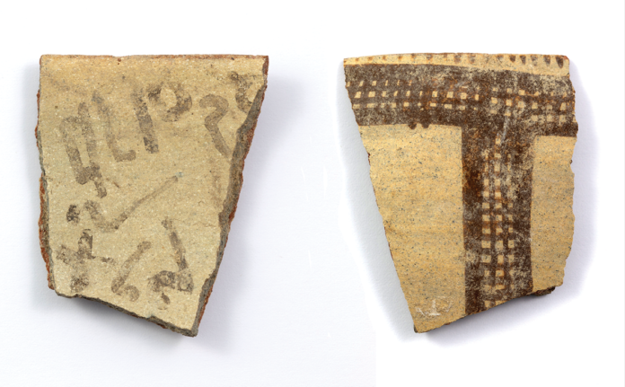 Frühe alphabetische Inschrift auf einer Randscherbe von White Slip II. Foto Antiquity Publications Ltd//J. Dye, Österreichische Akademie der Wissenschaften