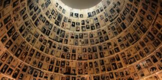 Halle der Namen in der Gedenkstätte Yad Vashem in Jerusalem. Foto sdo216, CC BY-SA 3.0, https://de.wikipedia.org/w/index.php?curid=10850427