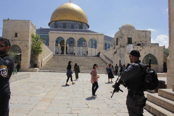 Israelische Polizisten und muslimische Waqf Wachleute auf dem Tempelberg in Jerusalem, 24. Mai 2017. Foto Mati Amar/TPS