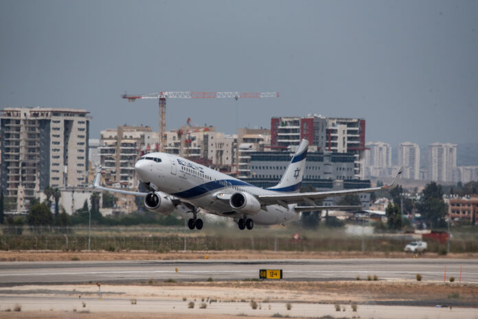 Ein Flugzeug der israelischen Fluggesellschaft El Al hebt vom Flughafen Ben Gurion ab. Foto Kobi Richter/TPS