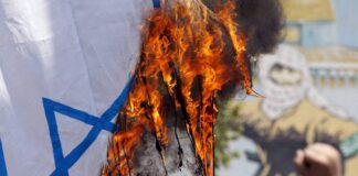 Brennende israelische Fahne. Symbolbild. Foto IMAGO / UPI Photo