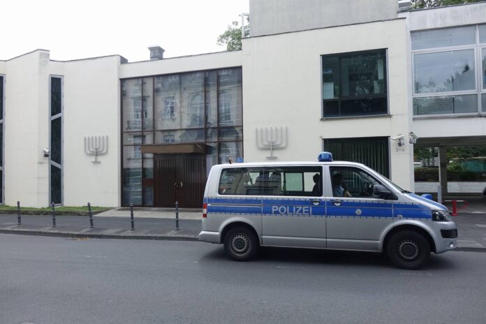 Polizeifahrzeug vor einer Synagoge in Bonn. Symbolbild. Foto IMAGO / Steinach