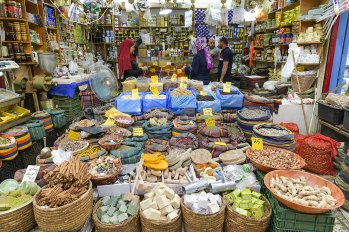 Marktstand im Souk in Akko, Israel. Foto IMAGO / Schöning