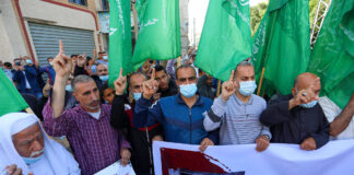 Vertreter der Hamas demonstrieren gegen die Verschiebung der palästinensischen Parlaments- und Präsidentschaftswahlen in Dair Al Balah im Zentrum des Gazastreifens am 30. April 2021. Foto IMAGO / ZUMA Wire
