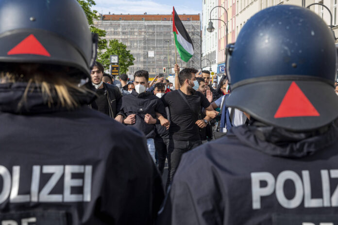 Berlin, Neukölln am 09.05.2021: Demonstrierende stehen gegenüber der Bereitschaftspolizei. Foto IMAGO / Achille Abboud