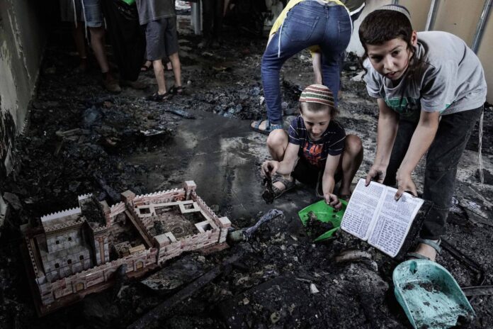 Lod, Israel: Jüdische Jugendliche räumen in einer niedergebrannten Synagoge auf und bergen religiöse Gegenstände. Foto IMAGO / ZUMA Wire