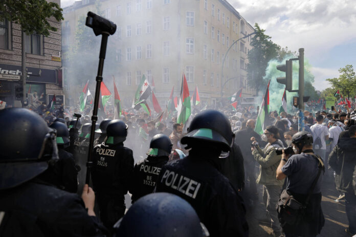 3500 Menschen demonstrierten in Berlin Neukölln bei einer pro-palästinensischen Kundgebung, es kam zu massiven Ausschreitungen. Berlin 15.05.2021. Foto IMAGO / Future Image