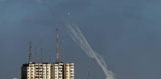 Raketen werden von Hamas aus Wohngebieten auf Israel abgefeuert. Gaza 17. Mai 2021. Foto IMAGO / NurPhoto