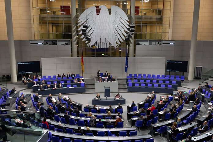 Deutscher Bundestag; Blick in den Plenarsaal. Foto Steffen Prößdorf, CC BY-SA 4.0, https://commons.wikimedia.org/w/index.php?curid=87433013