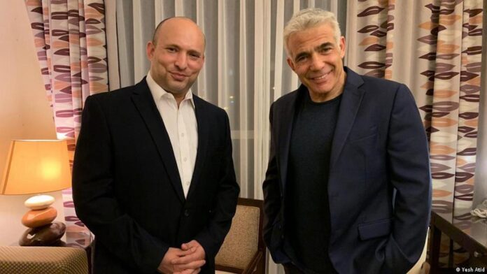 Der mutmassliche neue Ministerpräsident Naftali Bennett und Yesh Atid-Führer Yair Lapid im Kfar Maccabiah Hotel in Ramat Gan, nachdem sie die Bildung einer neuen Koalition bekannt gegeben haben, am 3. Juni 2021. Foto Jesch Atid