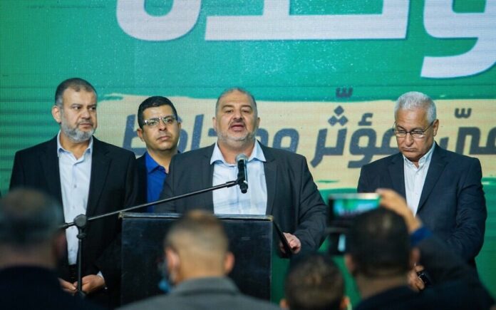 Ra'am-Parteichef Mansour Abbas und Parteimitglieder in der Parteizentrale in Tamra, am Wahlabend, 23. März 2021. Foto FLASH90