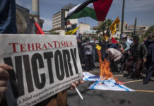 Als Reaktion auf die Waffenruhe zwischen Israel und den Palästinensern verbrennen iranische Demonstranten im Iran die Flaggen der USA und Israels auf dem Palästina-Platz im Zentrum von Teheran, am 22. Mai 2021. Foto IMAGO / NurPhoto
