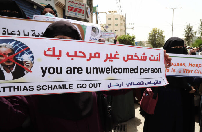 UNRWA Mitarbeiter in Gaza nehmen an einer Protestaktion teil und fordern den Rücktritt von Matthias Schmale. 31. Mai 2021. Foto IMAGO / ZUMA Wire