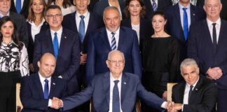 Der neue israelische Ministerpräsident Naftali Bennett (L, vordere Reihe), der israelische Präsident Reuven Rivlin (M, vordere Reihe) und der stellvertretende Ministerpräsident und Aussenminister Yair Lapid (R, vordere Reihe) posieren für ein Gruppenfoto mit den neuen Regierungsministern in der Residenz des Präsidenten in Jerusalem, 14. Juni 2021. Foto IMAGO / Xinhua